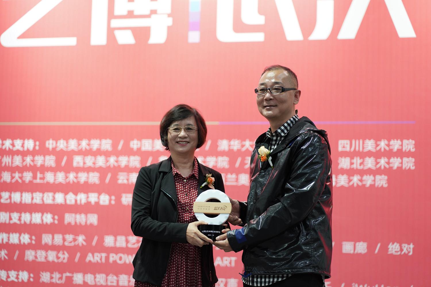 藍(lán)月亮精選枓2019-最新版本，揭秘開獎結(jié)果背后的秘密