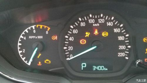 汽車儀表盤上的感嘆號，警示與安全的守護者
