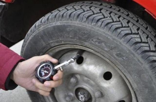 汽車電瓶沒電了，如何正確進行搭線操作